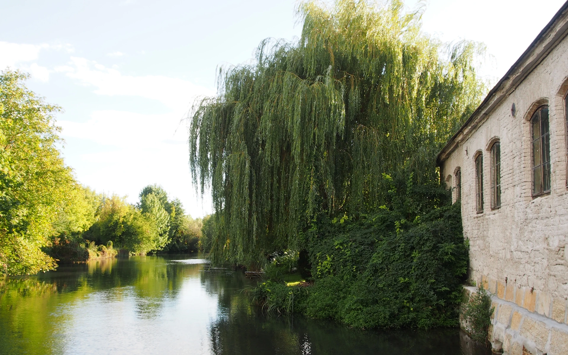 Blick vom Wasserkraftwerk Klein-Neusiedl flussauf in Richtung Enzersdorf